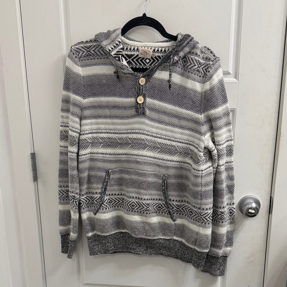 Faherty Size Medium Black and‎ White Striped Pullover Sweater